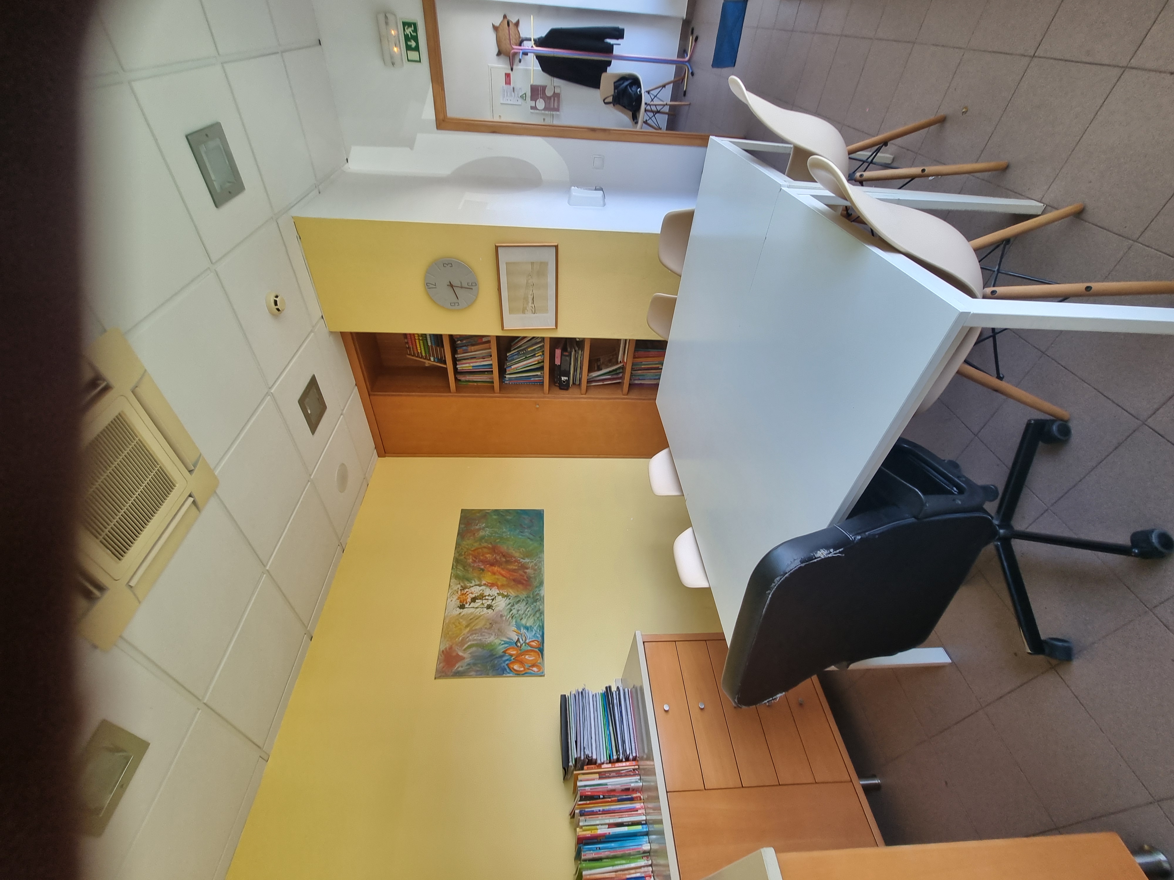Sala de estudo com materiais